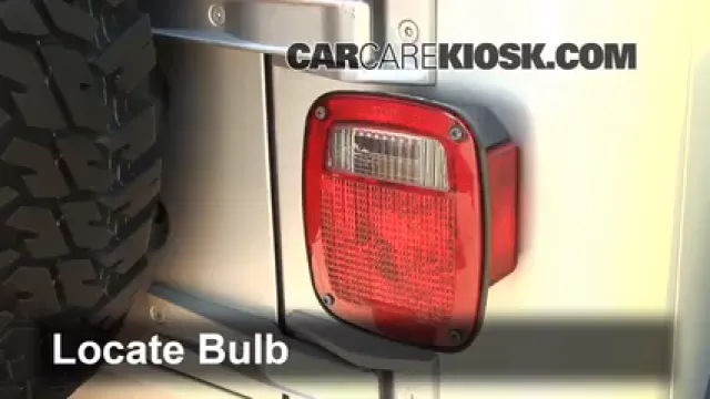 2004 Jeep Wrangler Rubicon 4.0L 6 Cyl. Éclairage Feu clignotant arrière (remplacer l'ampoule)